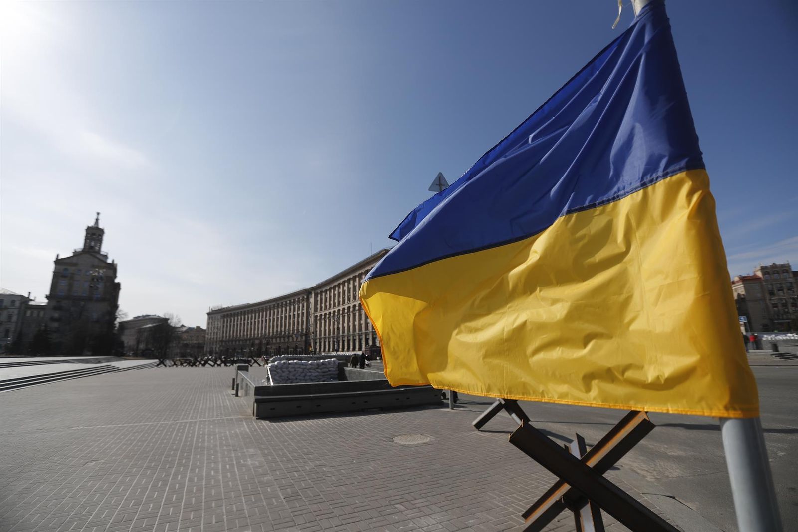 La bandera de Ucrania ondea en el centro de Kiev