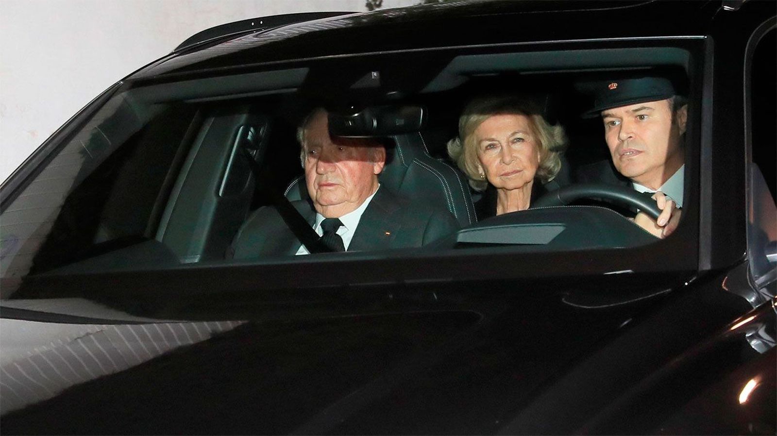 Los reyes Juan Carlos y Sofía acuden a la capilla ardiente de Pilar de Borbón con sus hijas