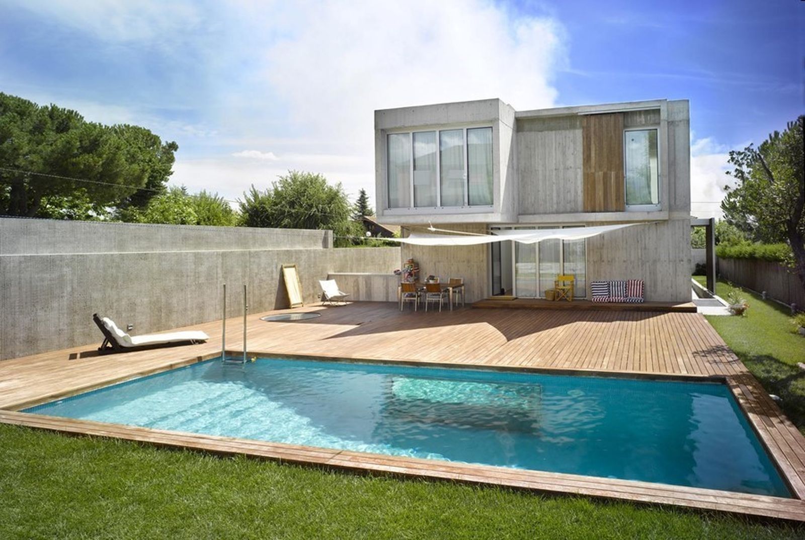 Aquí tenemos una vivienda muy especial. Es la casa de un fotógrafo y como tal, está diseñada para hacer sesiones fotográficas en ella. Esta piscina encierra un secreto.