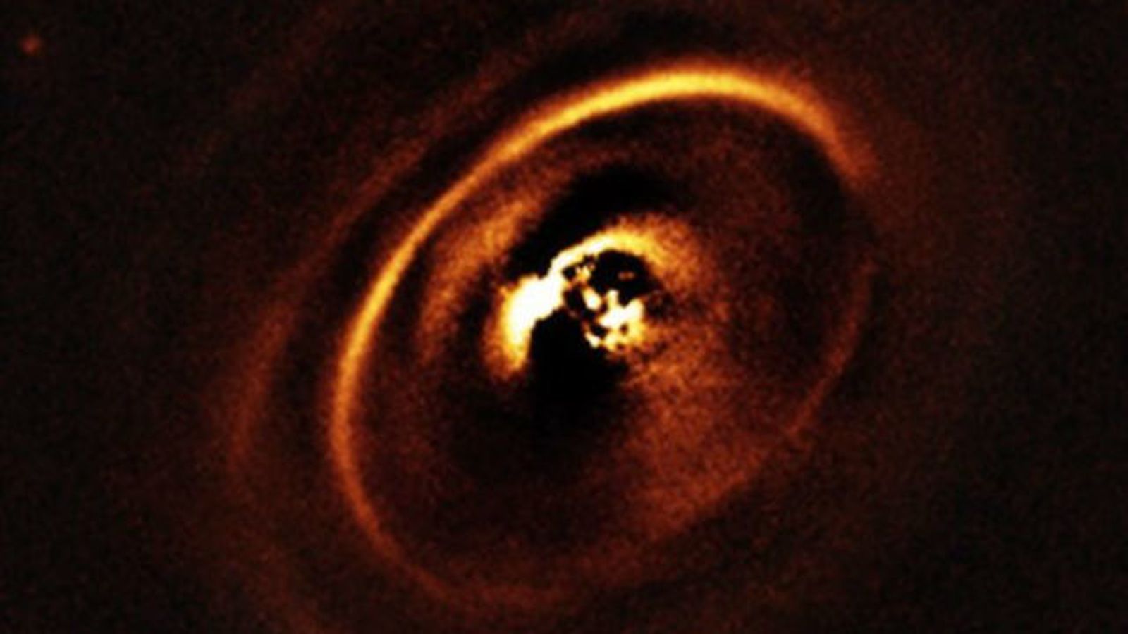 Planetas en formación esculpen sistemas solares