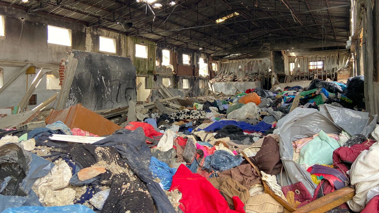 El polígono de Humanes sigue desbordado de ropa pese a los trabajos de recogida