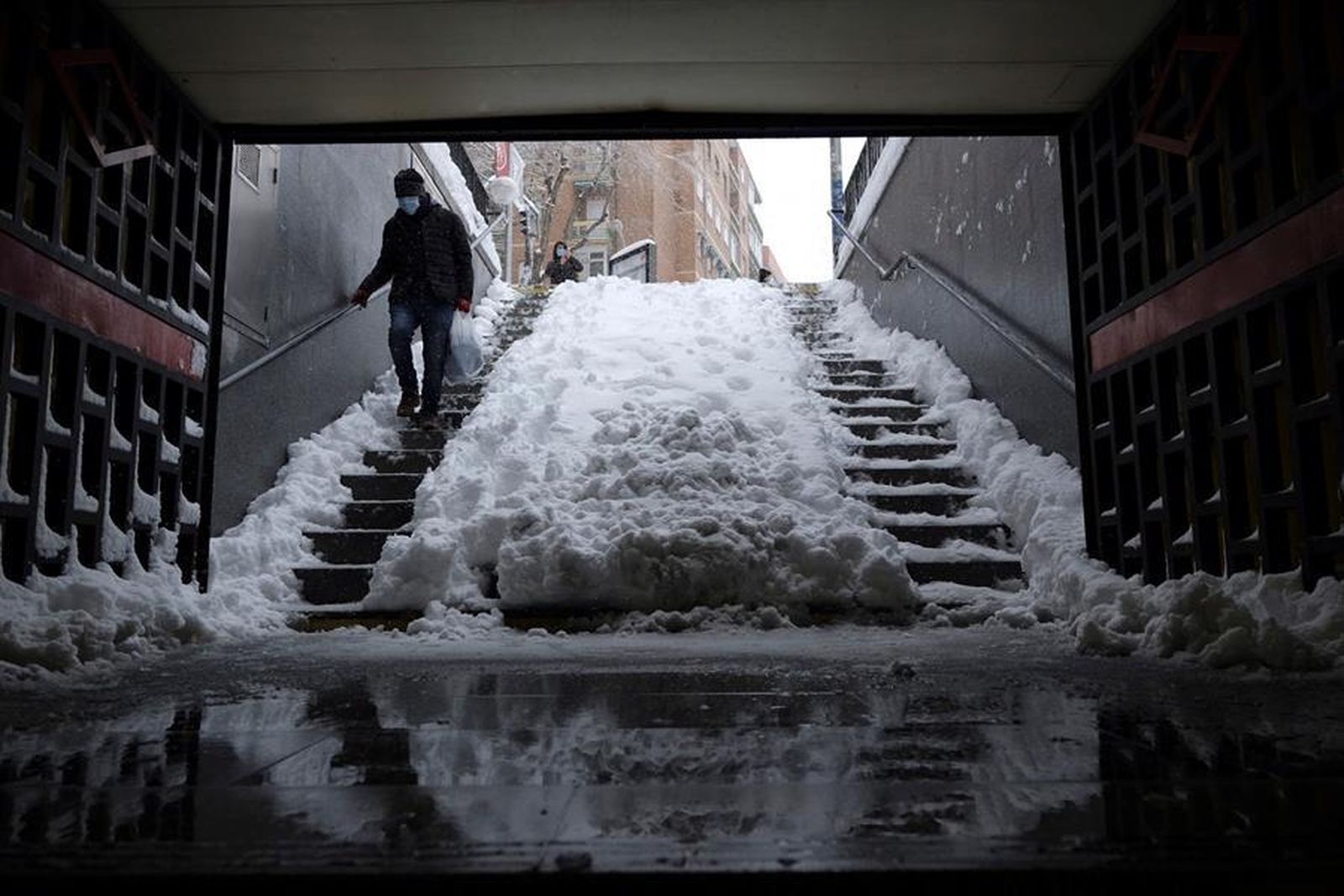 Acceso a una estación de Metro de Madrid tras la nevada
