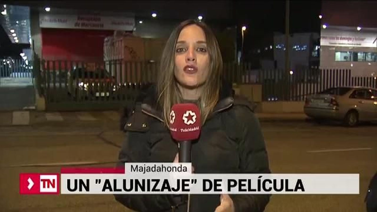 Un coche sale de un camión y se empotra contra un local de Majadahonda