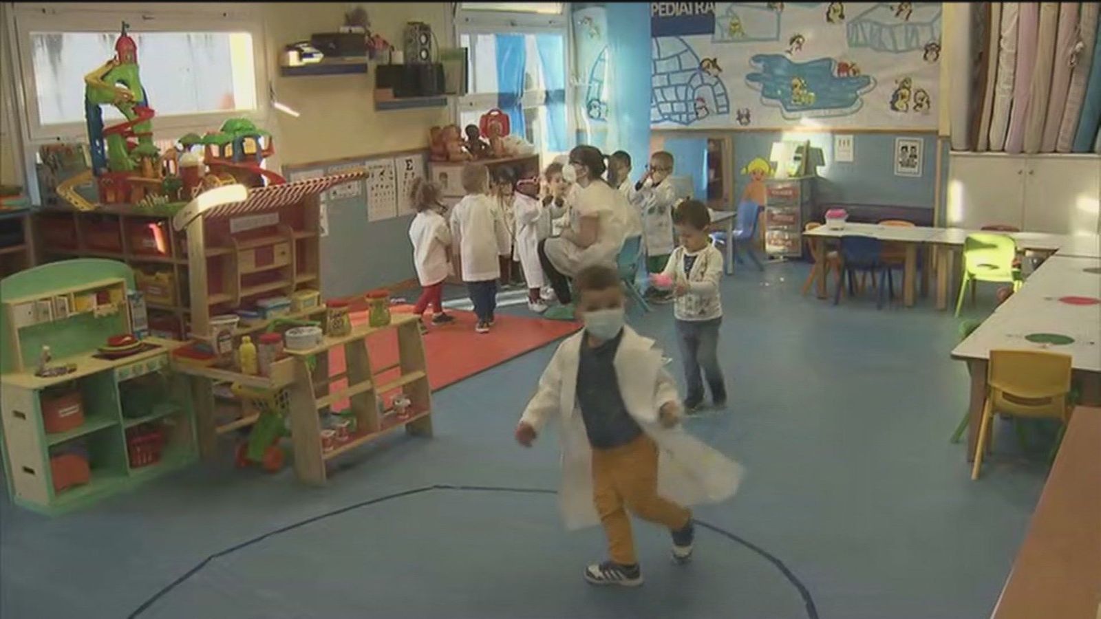 Los 'peques' de una escuela infantil de Fuenlabrada se disfrazan de sanitarios por carnaval