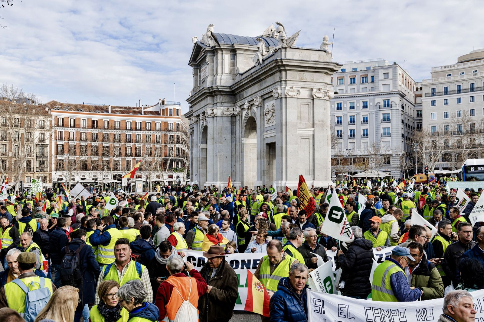 Cientos de agricultores protestan ante el Ministerio de Agricultura y bloquean el centro de Madrid