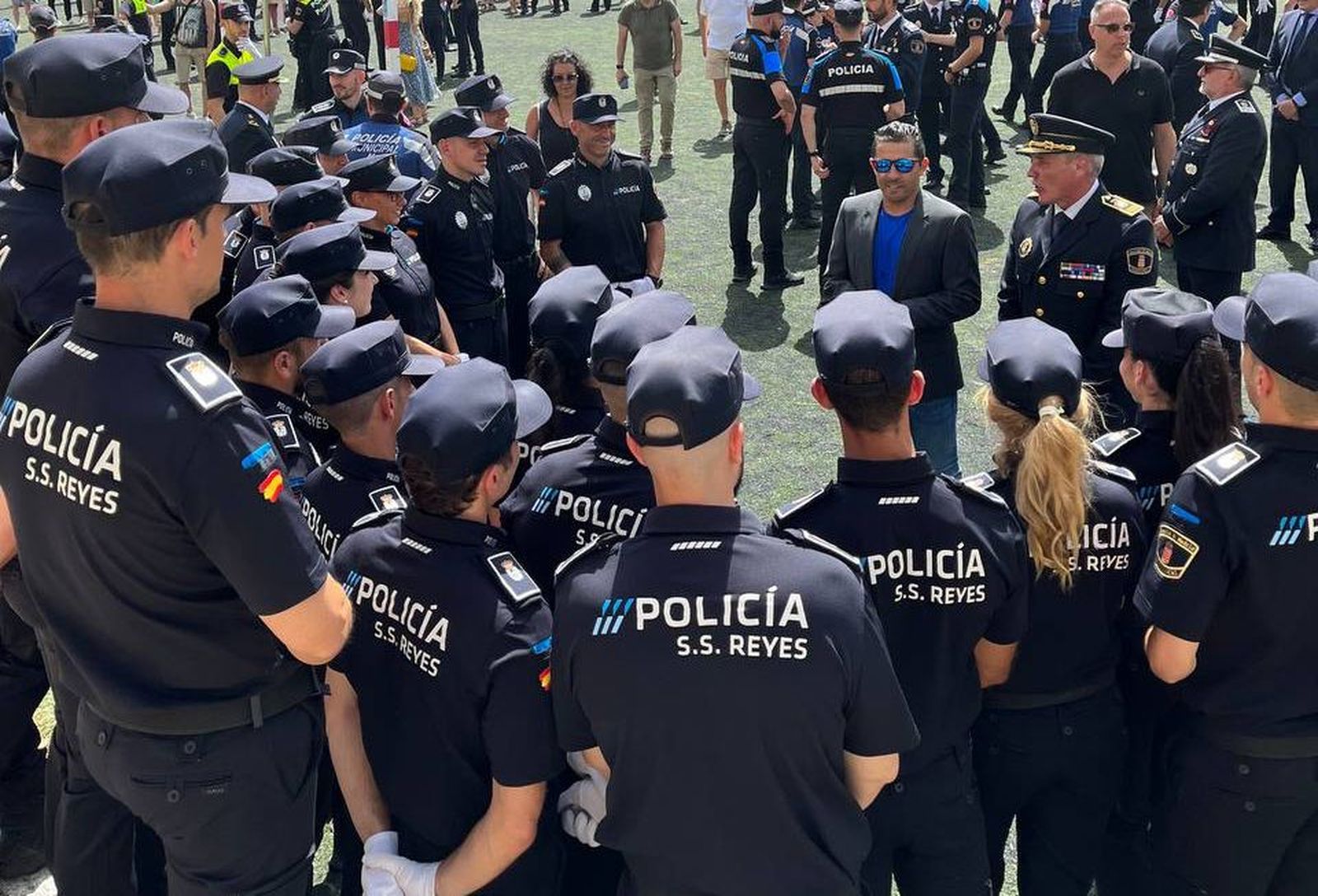 Los nuevos agentes de Sanse con sus mandos y el vicealcalde Martín Perdiguero
