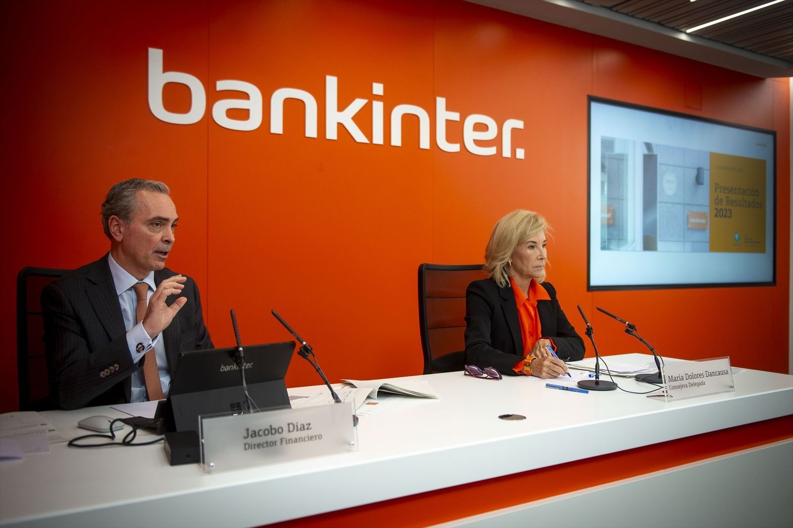 Jacobo Díaz y Dolores Dancausa, directivos de Bankinter, presentando las cuentas del banco