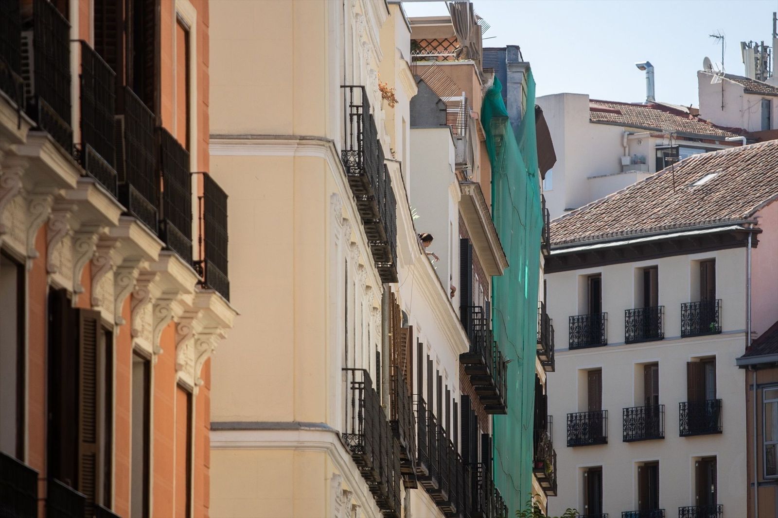 Investigan las causas del desplome de las plantas superiores en la calle Hileras 4