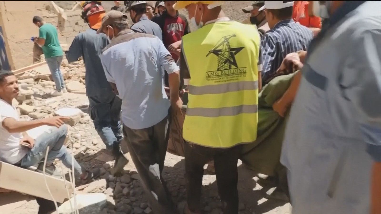 Marruecos entierra a las víctimas y disminuyen las posibilidades de encontrar supervivientes