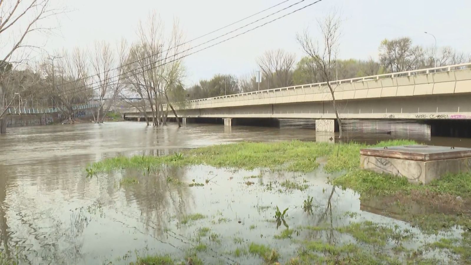 El río Manzanares, a rebosar de agua