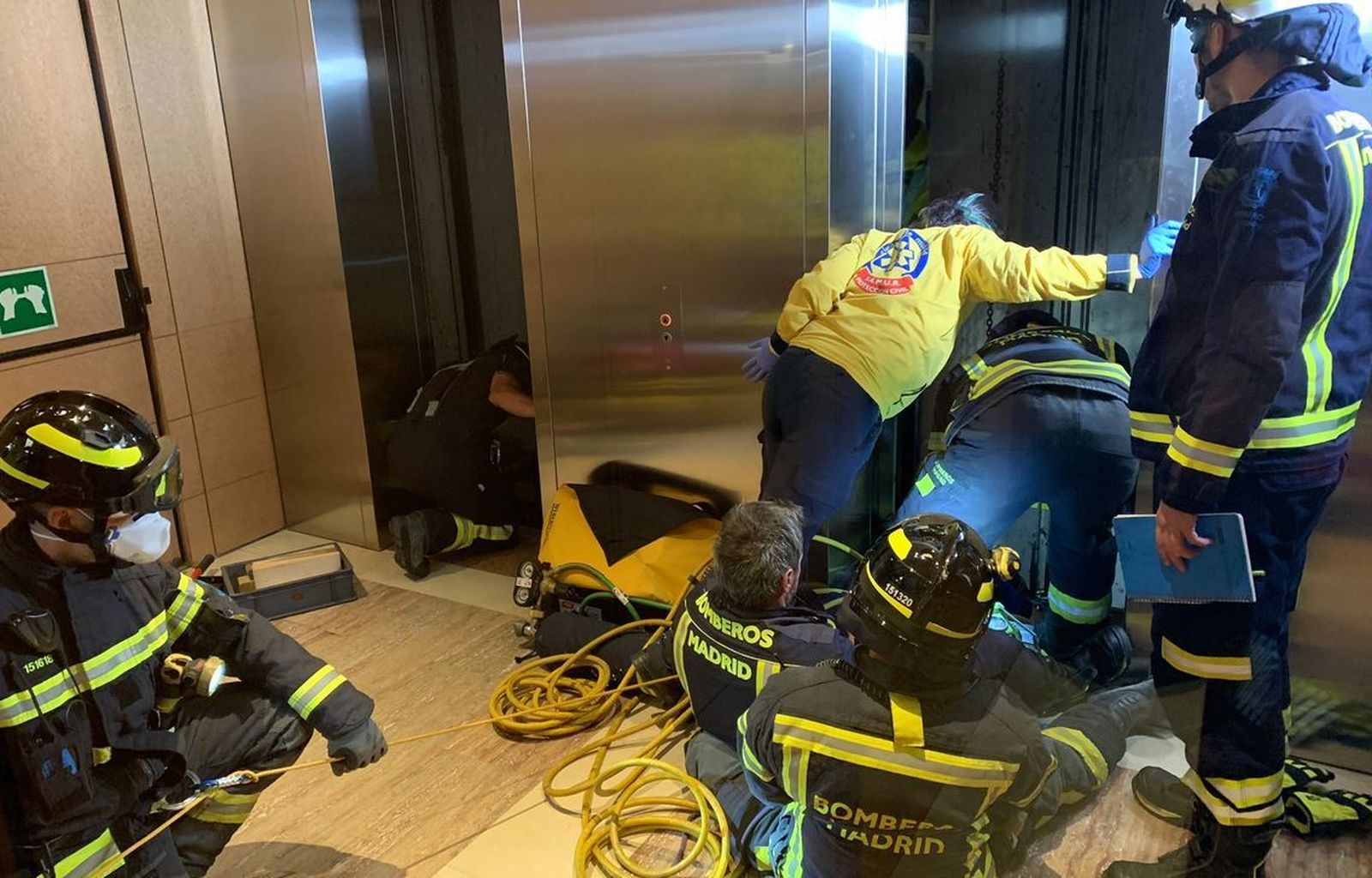 Bomberos rescatan a un hombre que cayó en el hueco de un ascensor