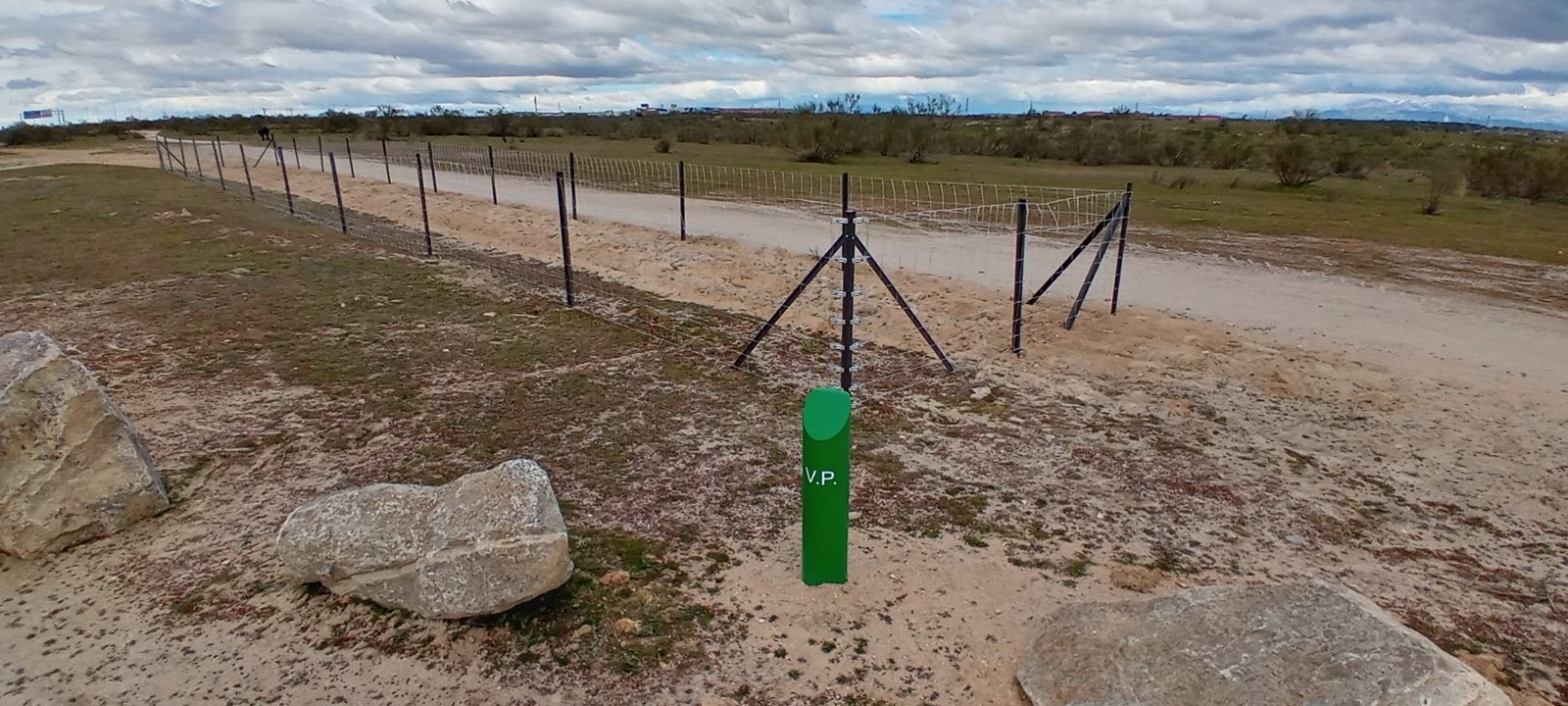Vía pecuaria señalizada con un mojón verde y en proceso de recuperación
