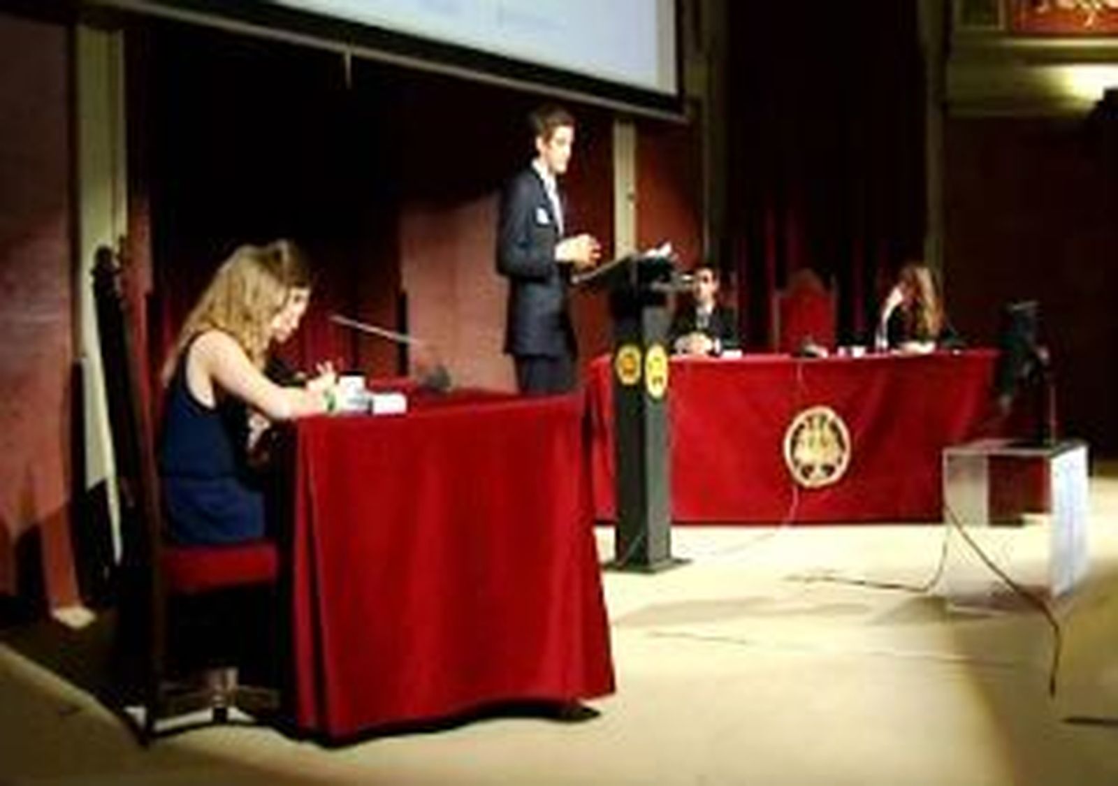 Estudiantes debatiendo la crisis europea en inglés