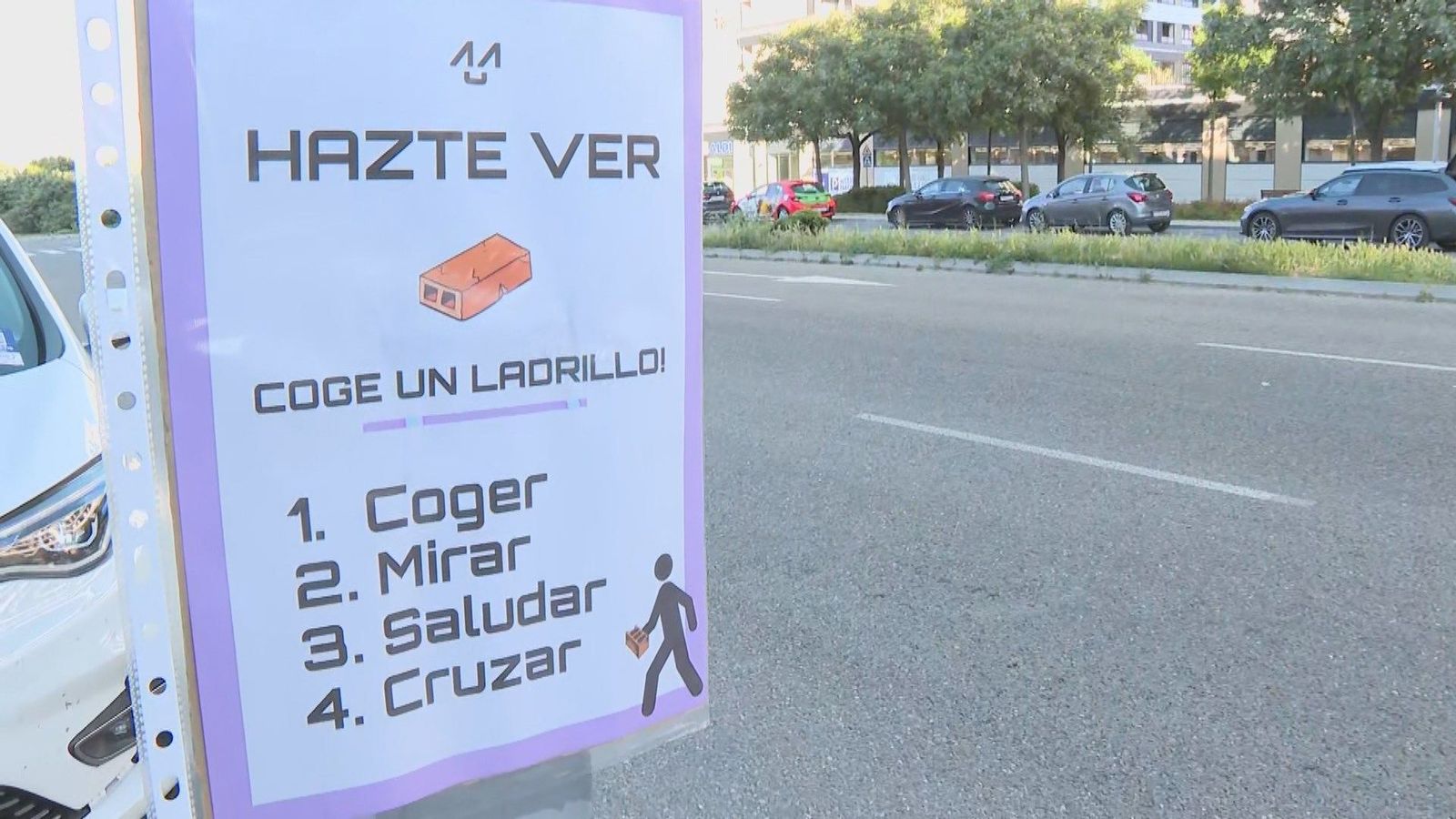 "Coge un ladrillo, mira, saluda y cruza": la iniciativa de unos vecinos de Valdebebas para evitar atropellos