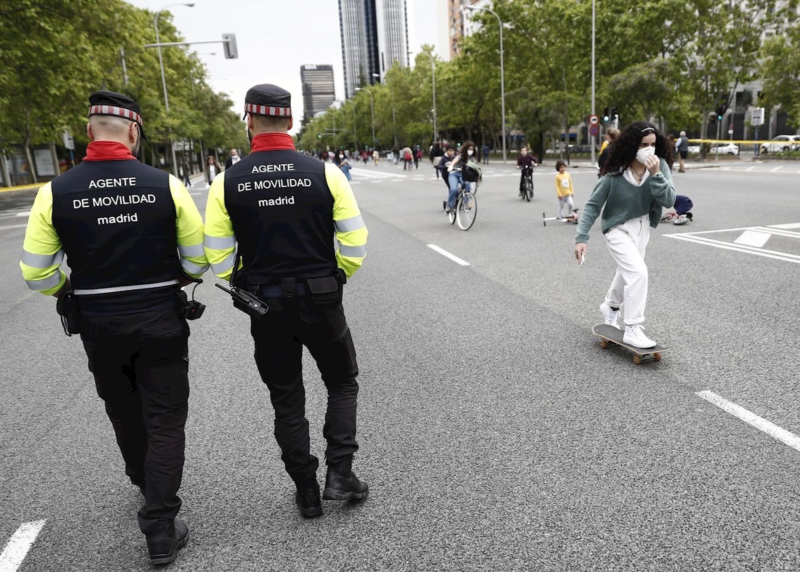 Dos agentes de movilidad vigilan la zona peatonal de la Castellana