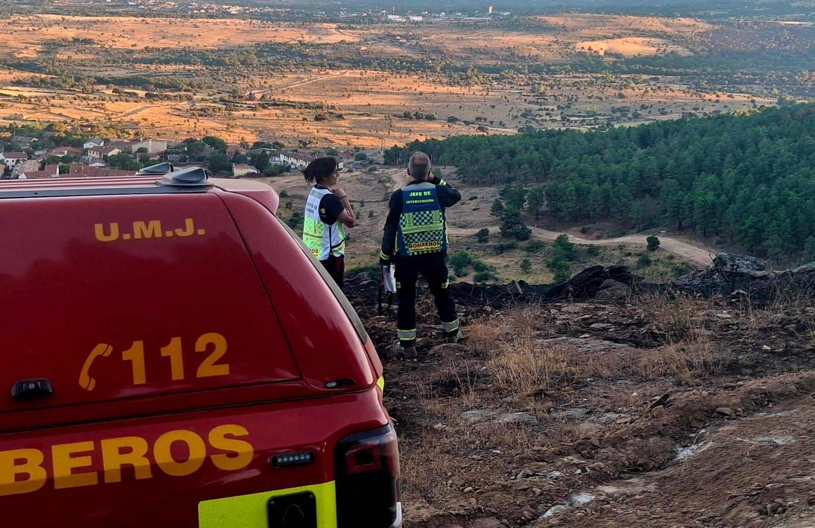 El incendio de Lozoyuela ya está controlado, pero provoca el corte de la M-126 para labores de remate