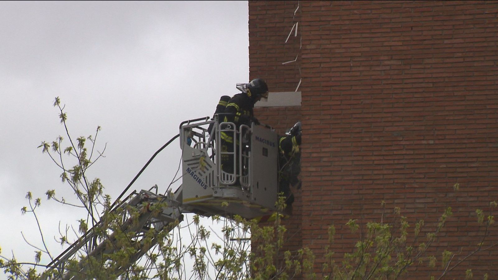 Los bomberos advierten de las complicaciones de trabajar a grandes alturas