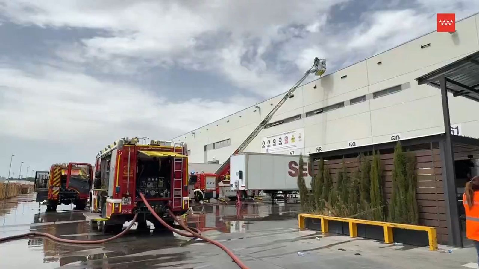 Bomberos controlan un incendio declaro en la cubierta de una empresa de Pinto