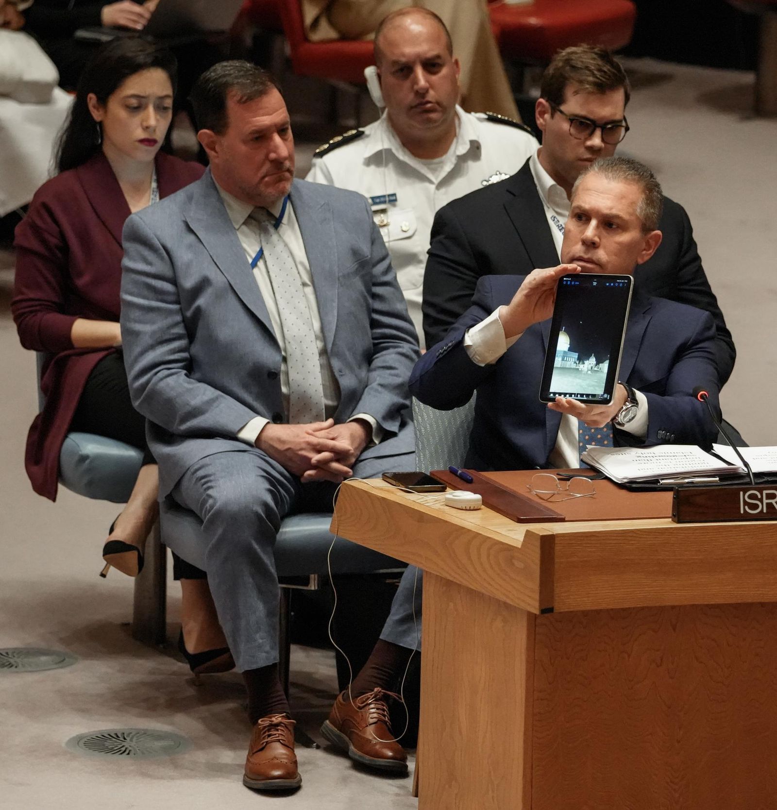 El embajador israelí Gilad Erdan muestra un vídeo a los miembros del Consejo de Seguridad en la Sede de las Naciones Unidas sobre el ataque iraní