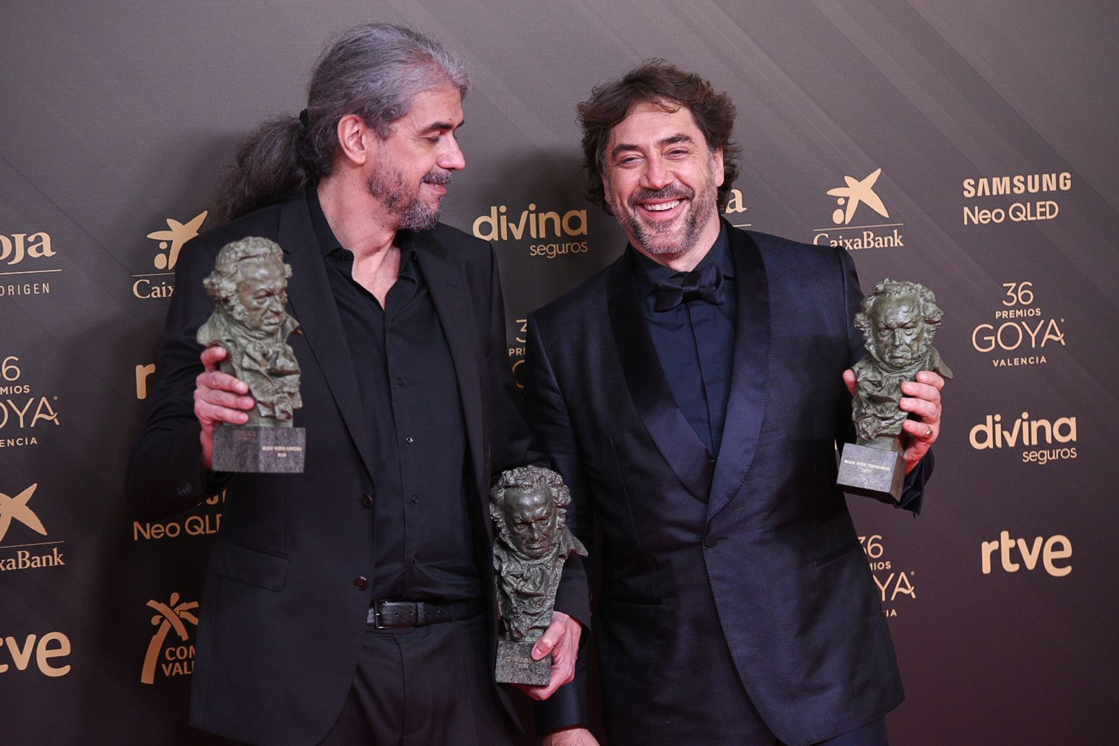 Javier Bardem y Fernando León de Aranoa con tres de las 6 estatuillas de 'El buen patrón'