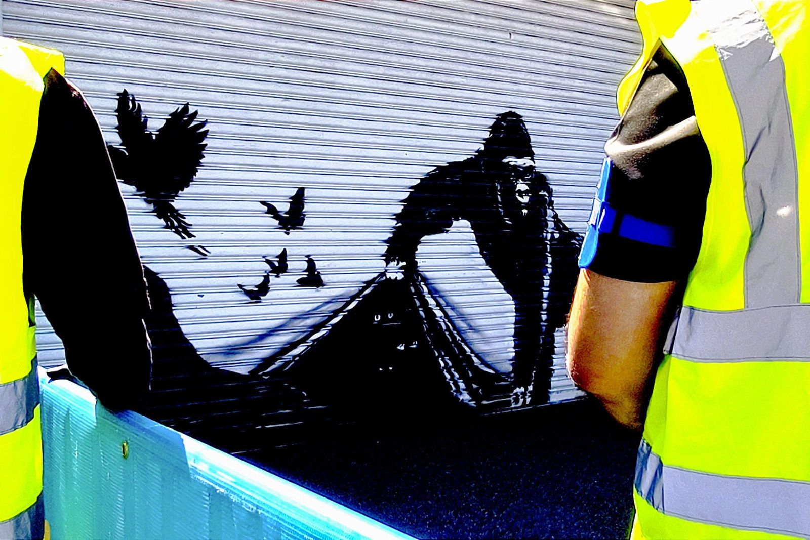 Aparece el noveno Banksy en Londres: un gorila ayudando a sus amigos del zoo a una salida furtiva