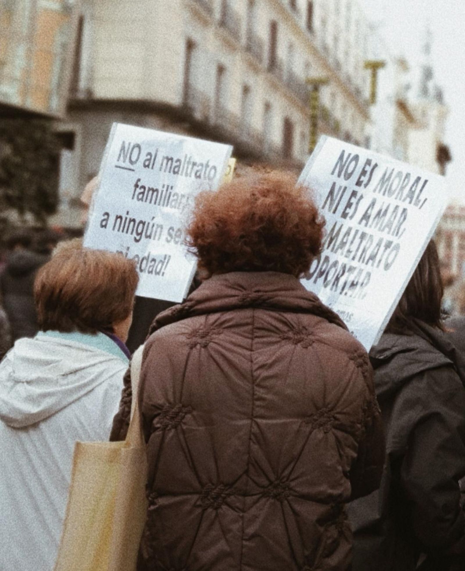 Dos señoras se suman a la manifestación del 8M