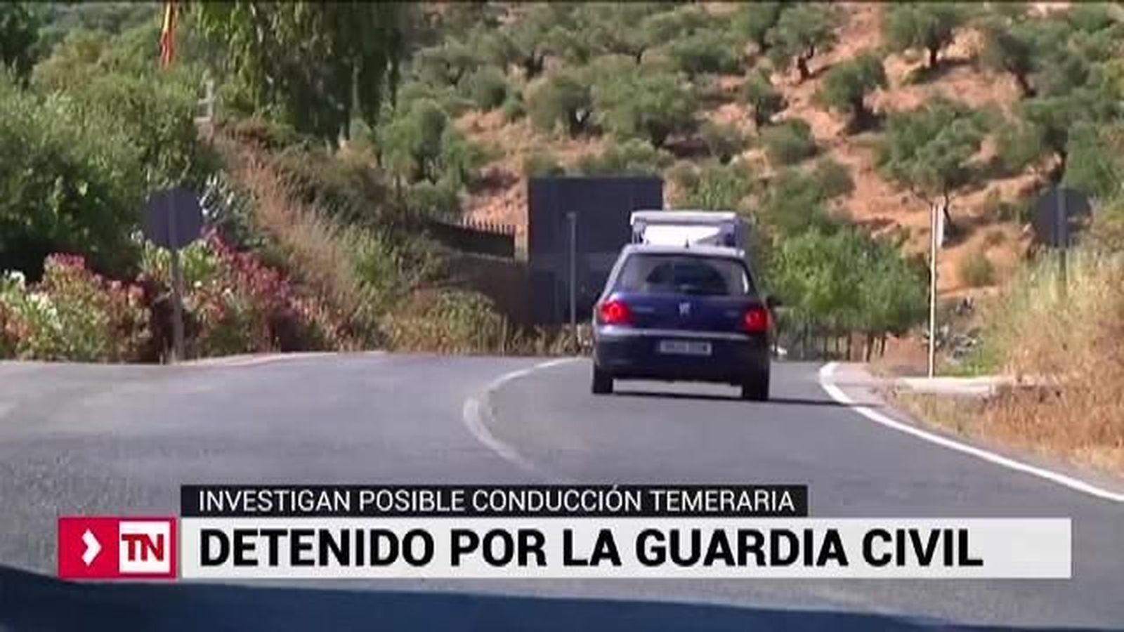 Graban a un joven varios kilómetros dando bandazos con su vehículo