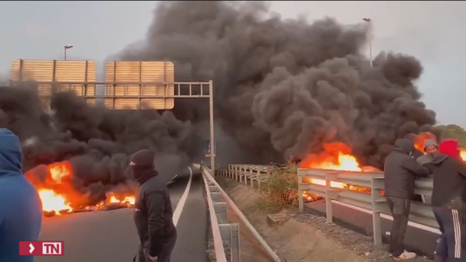 Barricadas de pescadores cortan en Huelva la frontera con Portugal para evitar que los españoles crucen para comprar pescado