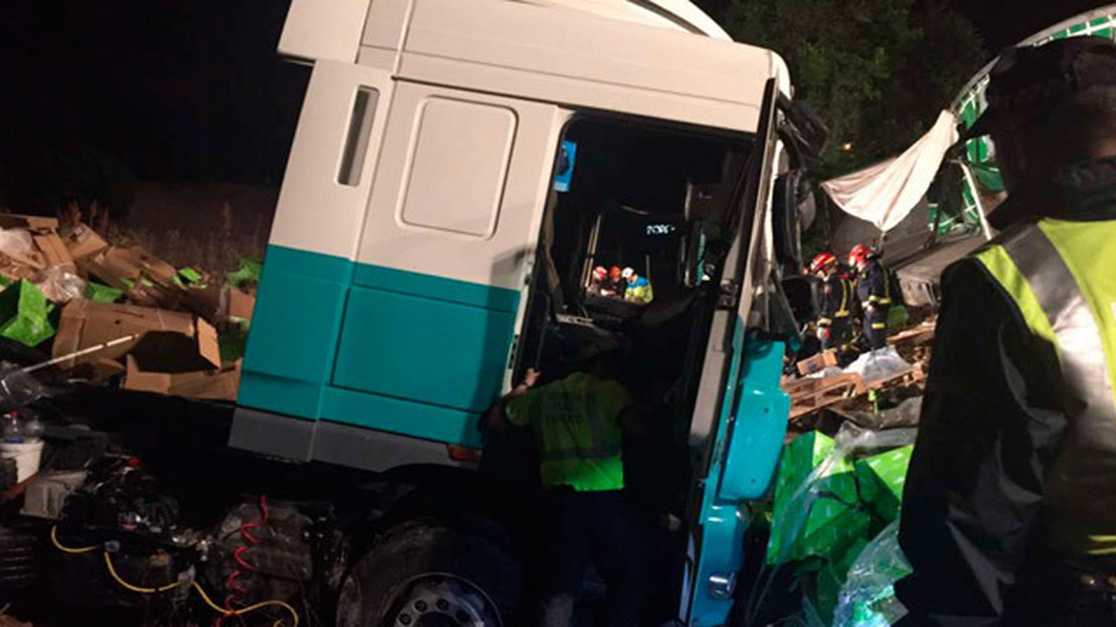 Un tráiler vuelca en la M-50 al volcar en la salida a Leganés
