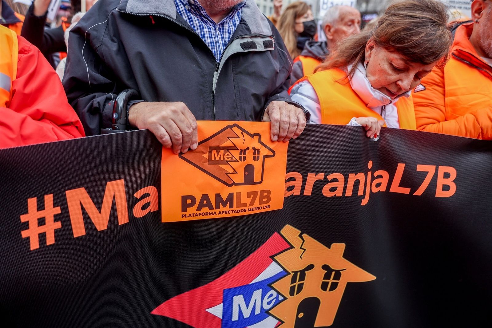 Varias personas protestan en una manifestación por las afecciones de las obras de la línea 7B de Metro