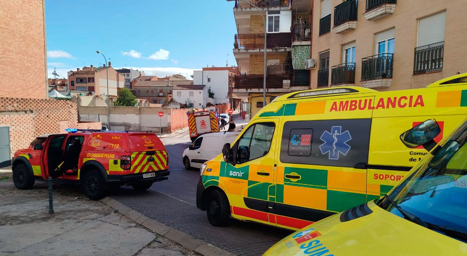 Bomberos y servicios del SUMMA en el lugar de los hechos