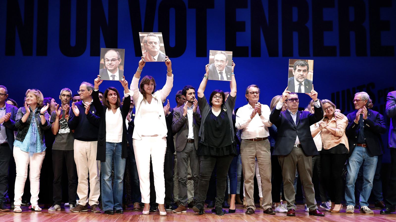 El presidente de la Generalitat, Quim Torra, acompañado por la cabeza de lista del partido independentista al Congreso, Laura Borrás