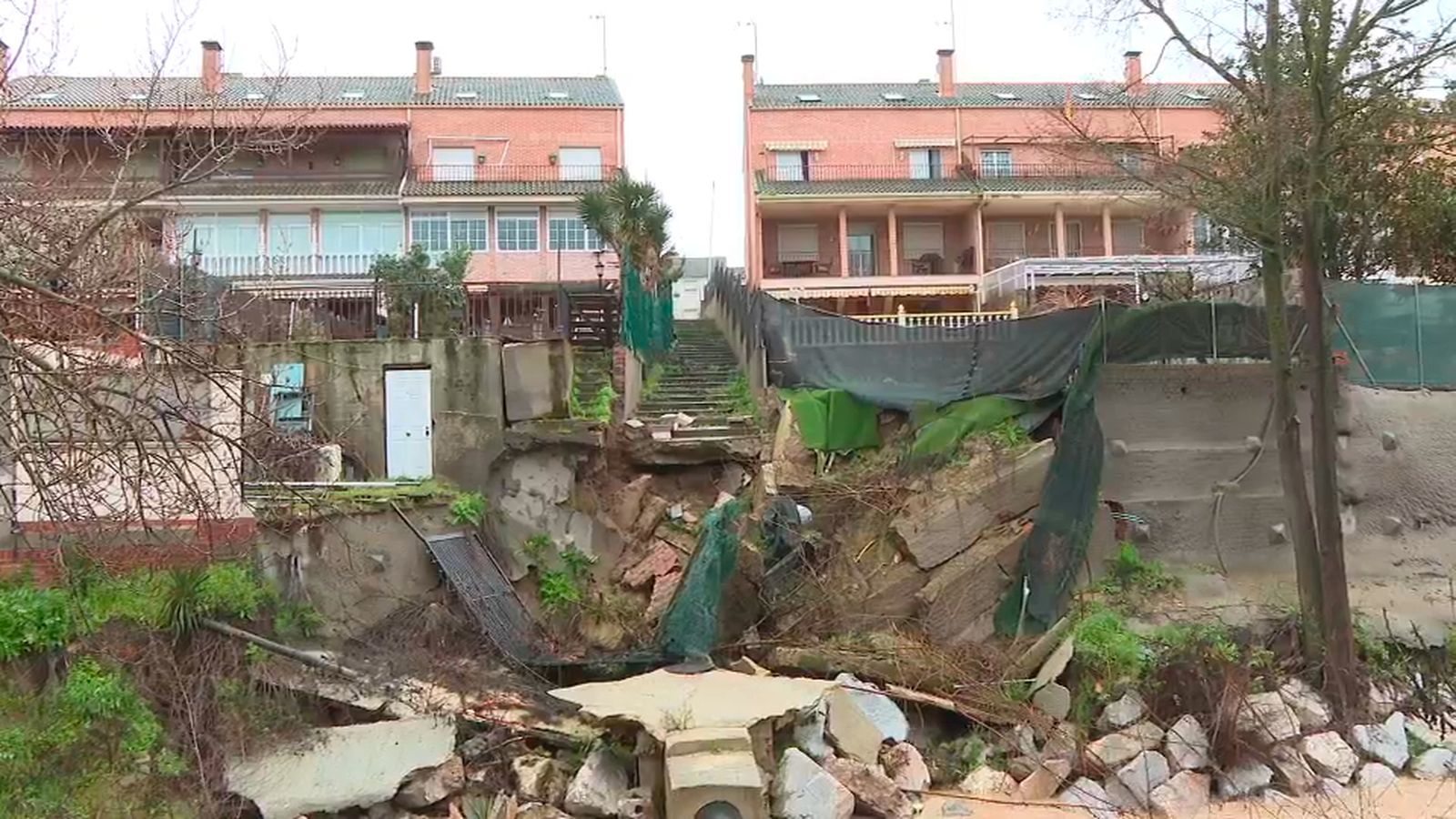 Derrumbe en viviendas próximas al cauce de la Arroyada, en Arroyomolinos