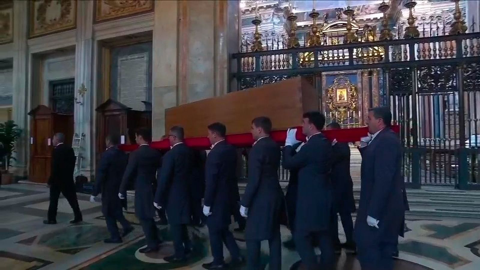 El cuerpo del papa Francisco ya descansa en la Basílica de Santa María la Mayor