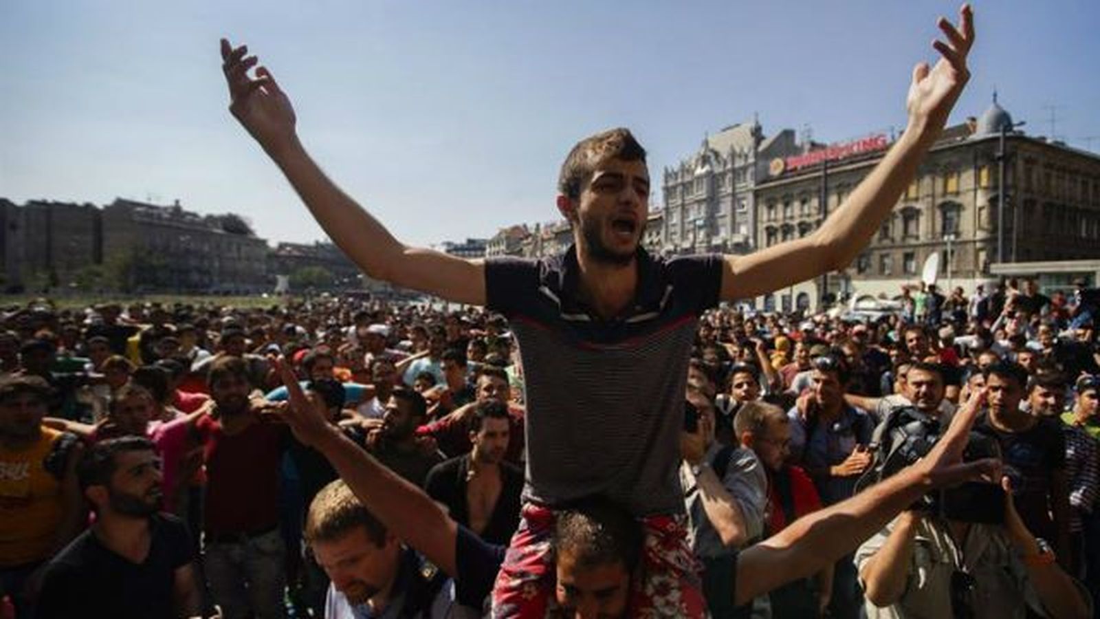 Hungría interceptó a 2.284 nuevos refugiados y cientos siguen esperando trenes