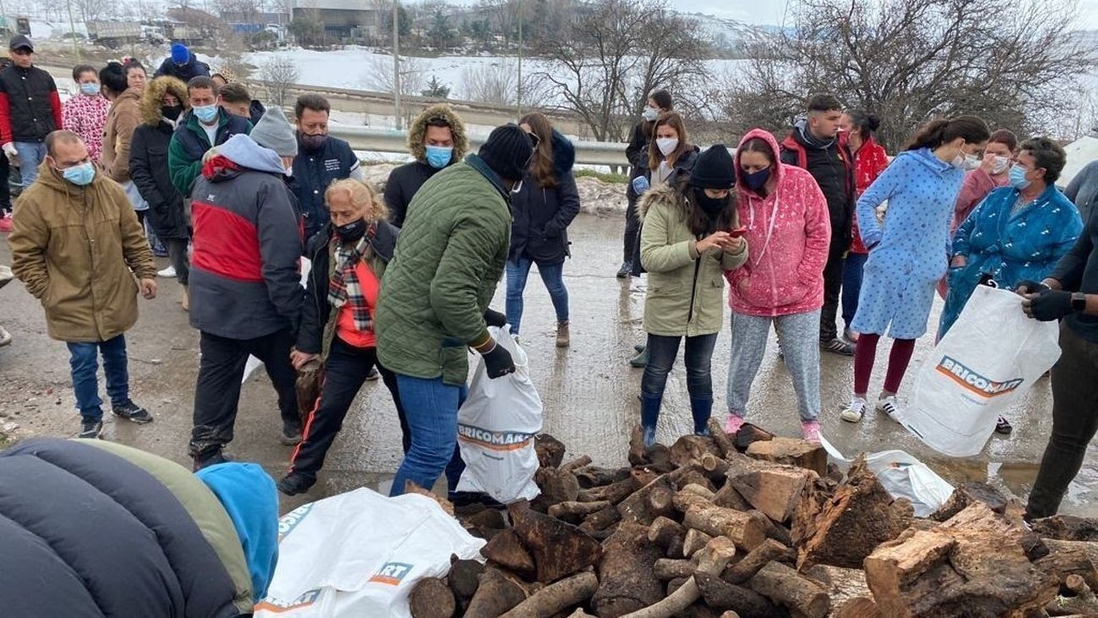 Reparto de leña en Cañada Real para calentar las casas de las personas sin suministro eléctrico