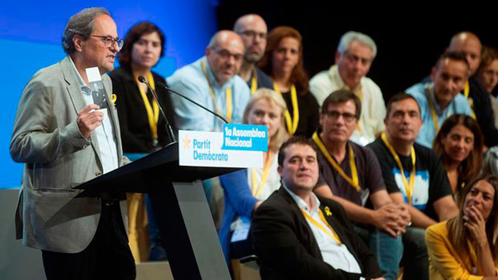 El presidente de la Generalitat de Cataluña, Quim Torra sostiene una foto de Winston Churchill en la jornada de clausura de la