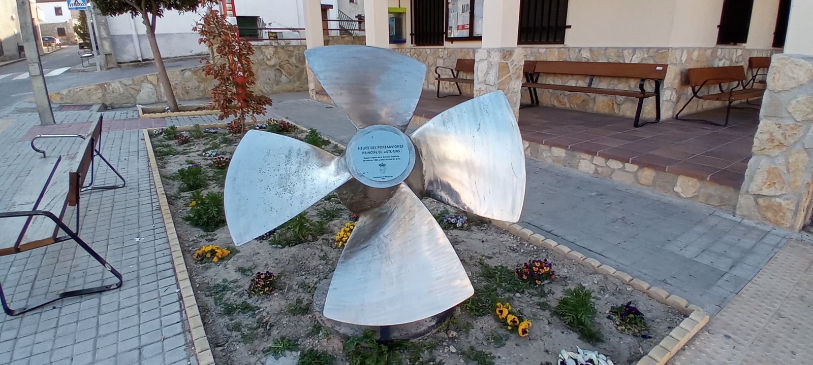Hélice del portaaviones 'Príncipe de Asturias' frente al Ayuntamiento de Brea de Tajo
