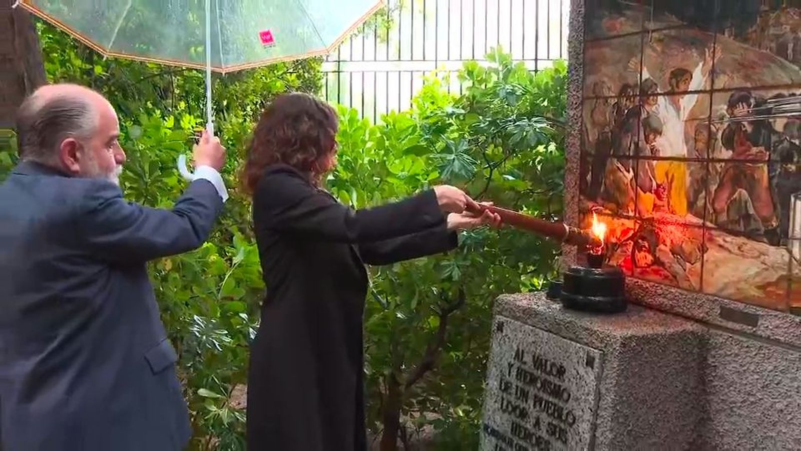 Ofrenda a los Héroes del 2 de Mayo que “dieron su vida por la libertad de España”