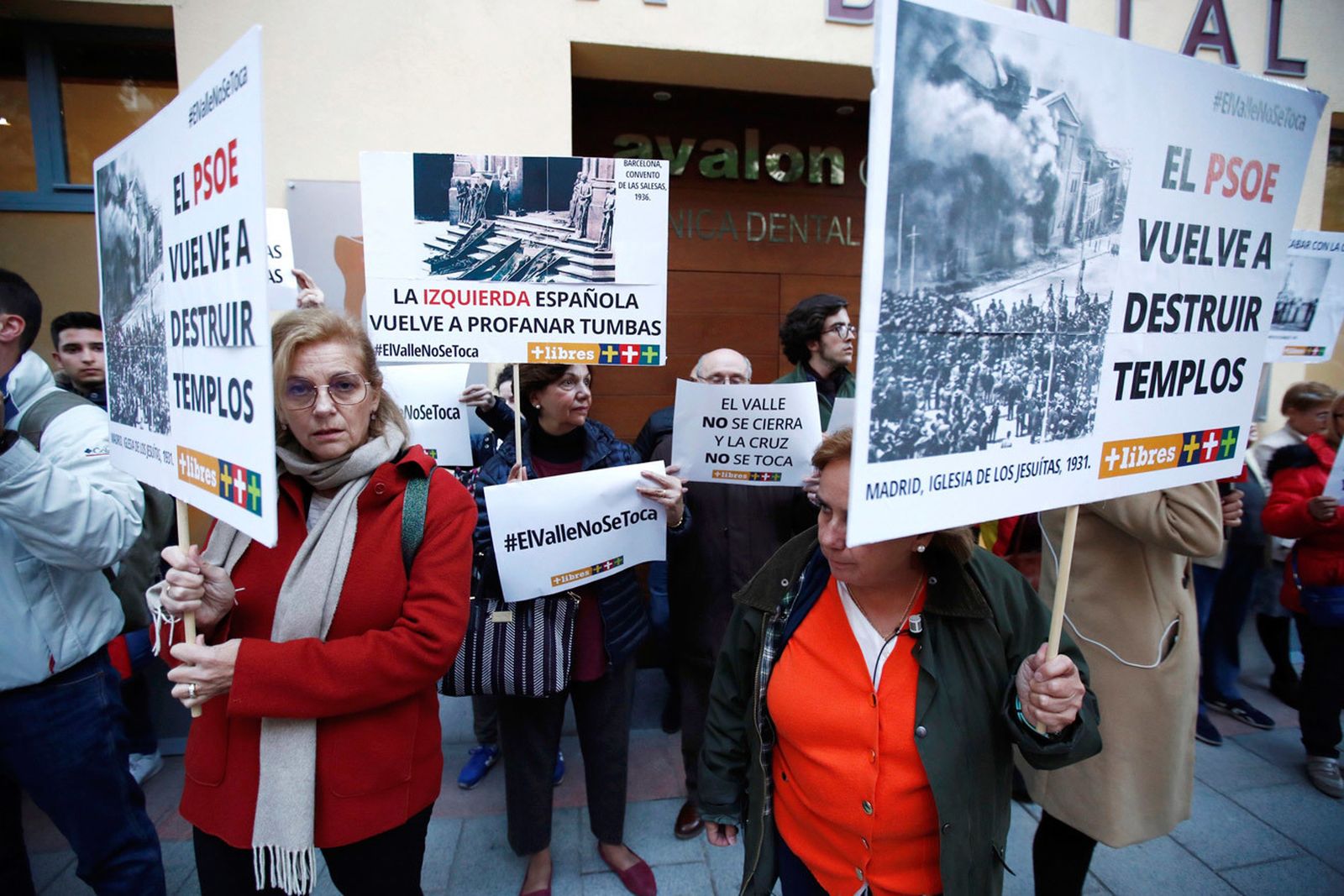 Manifestantes muestran el cartel "El PSOE vuelve a destruir templos", durante la concentración convocada a las puertas de la sede del Partido Socialista en Madrid.