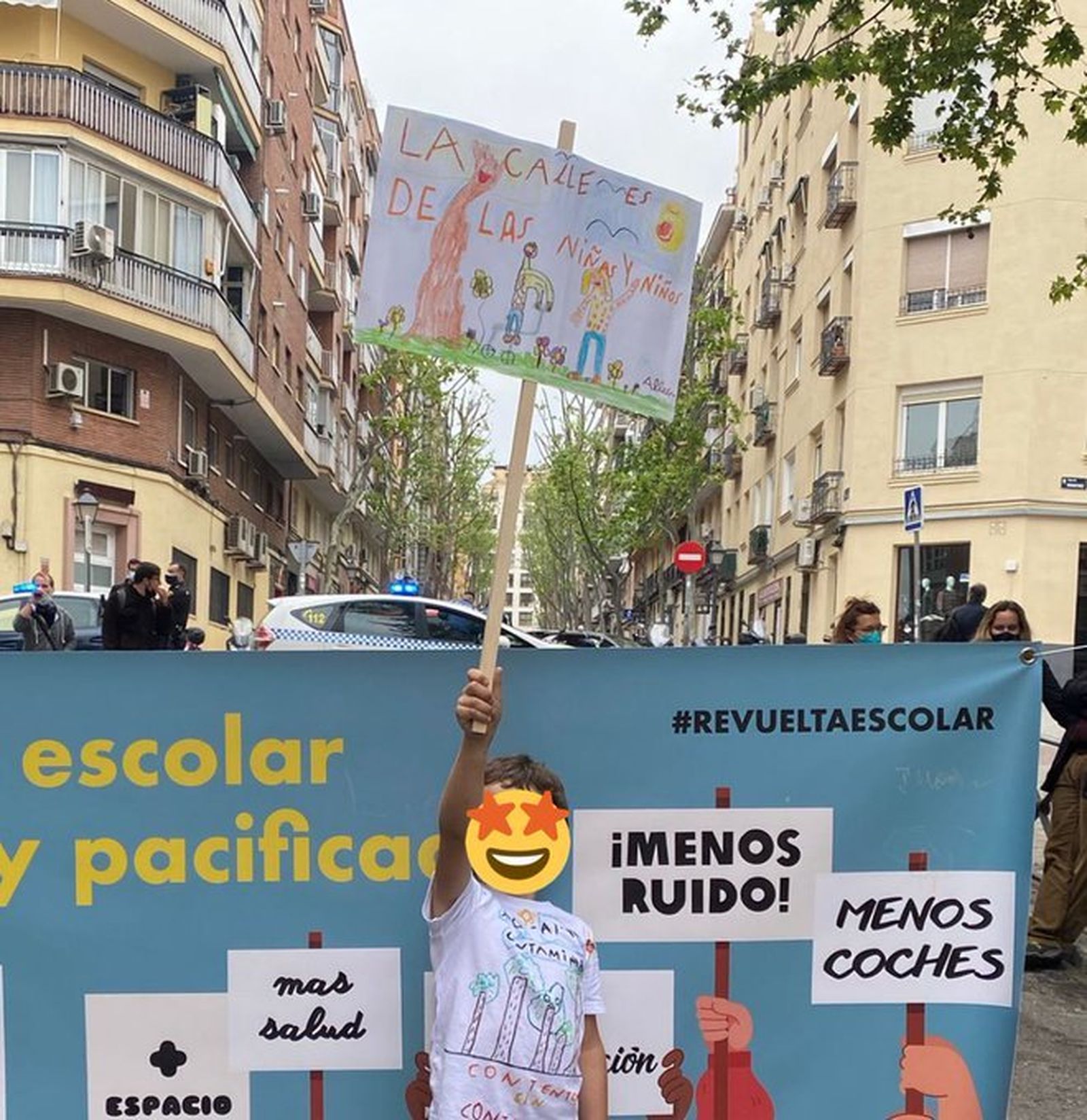 Un niño levanta un cartel alusivo a la Revuelta Escolar