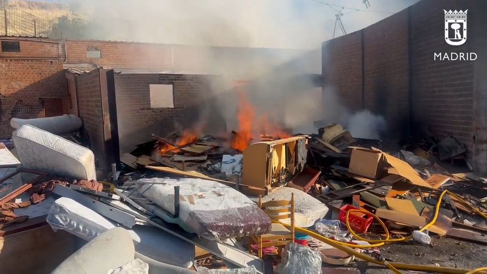 Controlado un incendio en una nave de la Cañada Real