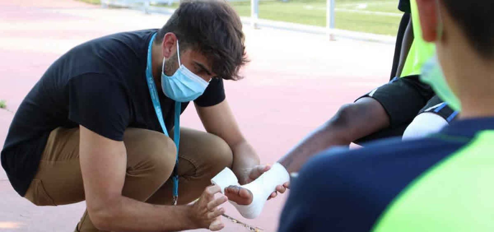 El Hospital Universitario de Torrejón forma al equipo Alevín  del Juventud con vendajes funcionales para evitar lesiones