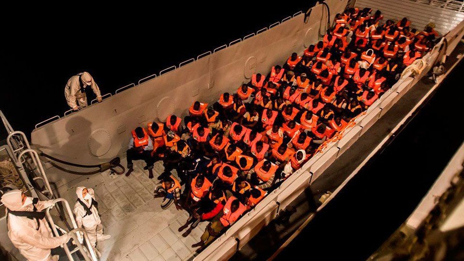 Dos barcos italianos llegan en las próximas horas para trasladar a los inmigrantes del Aquarius