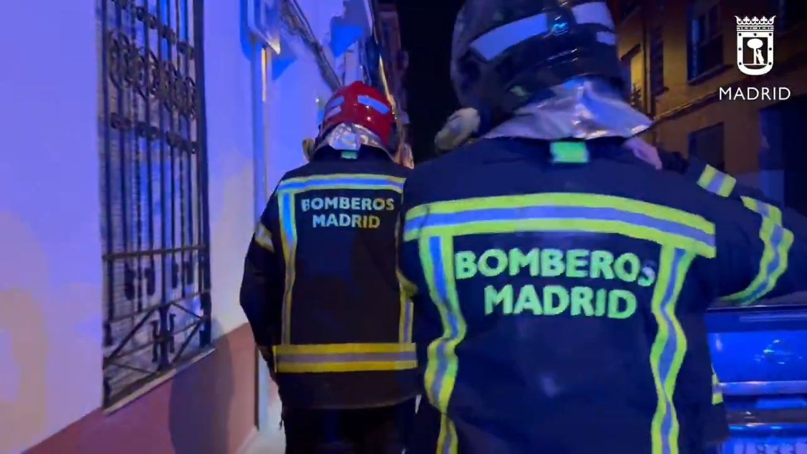 Un incendio calcina una vivienda de una corrala en Puente de Vallecas