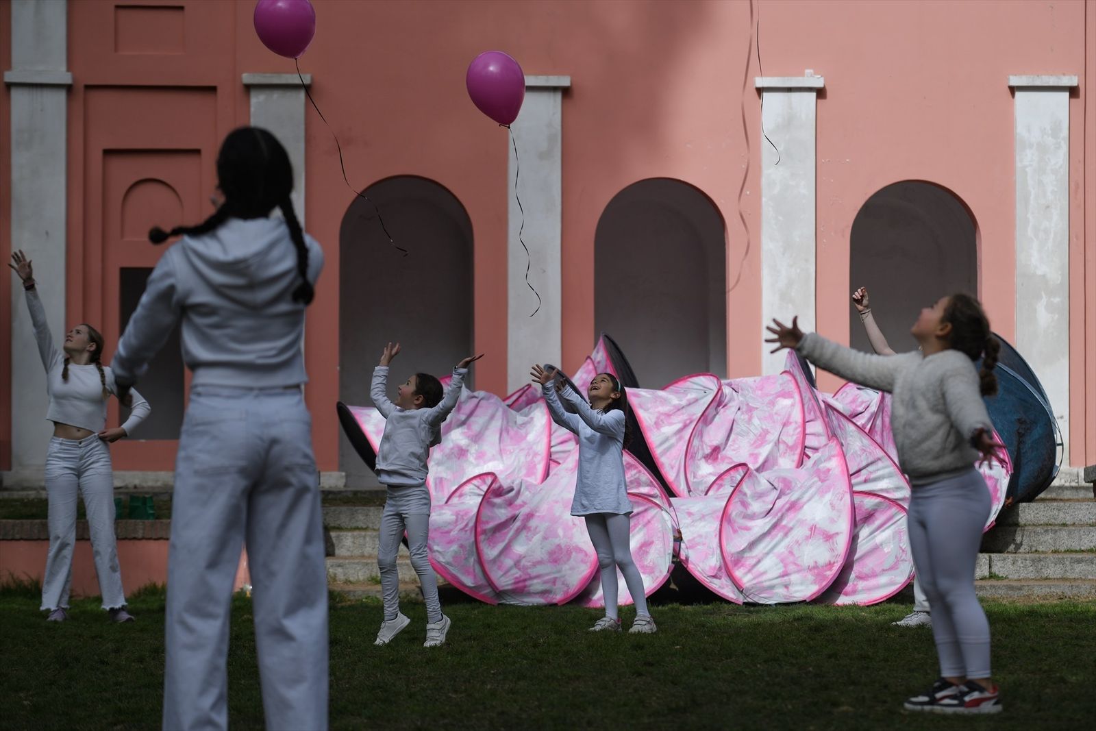 Niños participando en un espectáculo de danza