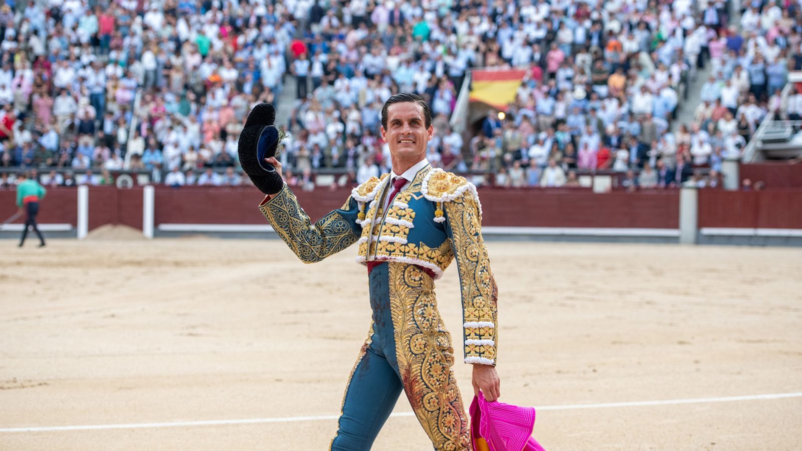 David Galván saluda al tendido en la 18ª de la Feria de San Isidro
