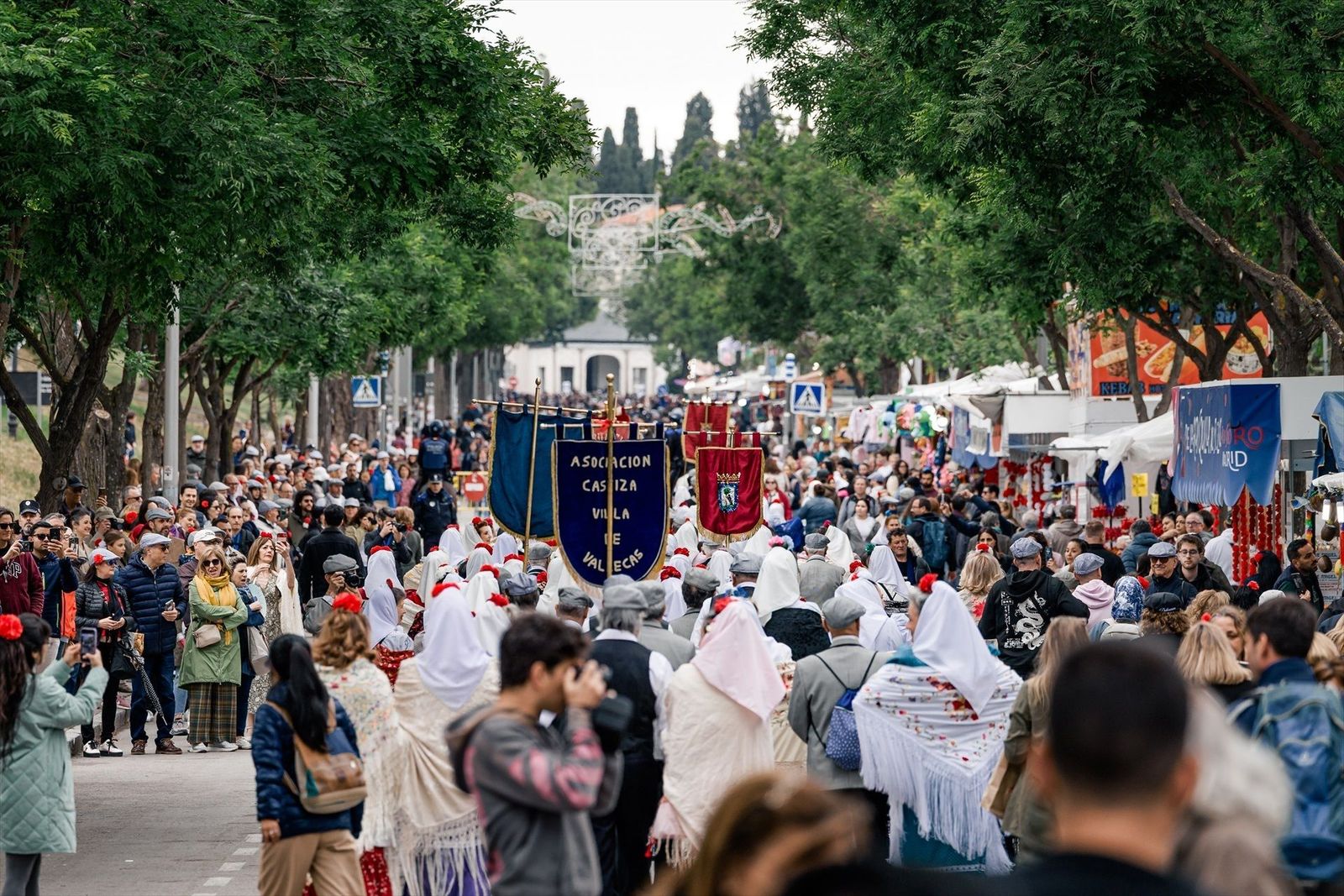Miles de madrileños disfrutan de la Pradera de San Isidro en el día más castizo de Madrid