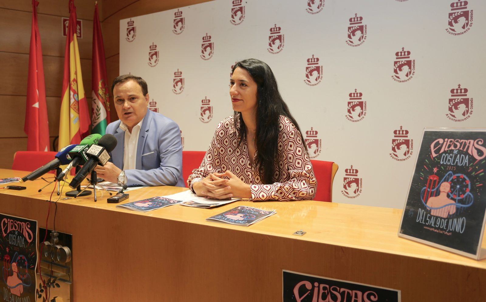 El alcalde de Coslada, Ángel Viveros, y la concejal de Cultura y Fiestas, Emi Escudero
