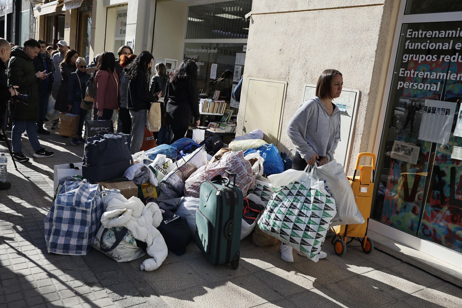Afectados por el incendio de Valencia, con sus enseres